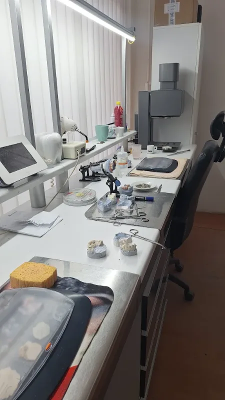 Radni sto sa gipsanim modelima i alatom